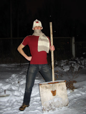 Кидает лопатой. Бабушка с лопатой. Лопата снеговая прикол. Лопата для снега. Мужик с лопатой зимой.
